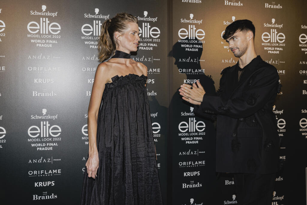 Na snímke Michaela Hlaváčková a Adam Pavlovčin počas svetového finále Schwarzkopf Elite Model Look 2022 v Španielskej sále Pražského hradu.