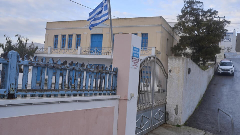 KK17 Santorini - Grécka vlajka máva na zatvorenej základnej škole na obľúbenom dovolenkovom ostrove Santorini po tom, čo ostrov zasiahla vlna menších zemetrasení v pondelok 3. februára 2025. Grécky ostrov Santorini v nedeľu zasiahlo viacero menších zemetrasení, pričom najsilnejší otras mal magnitúdu 4,6 stupňa. Celkovo seizmológovia zachytili 11 otrasov. Minister civilnej ochrany Vasilis Kikilias preto nariadil, aby v pondelok školy na ostrove zostali preventívne zatvorené. FOTO TASR/AP
A Greek