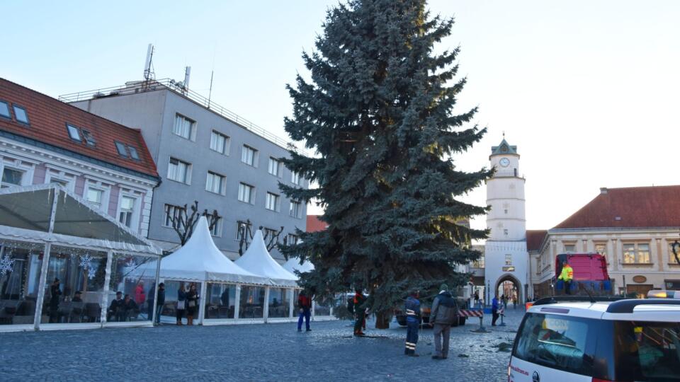 Trenčín a vianočný strom na Mierovom námestí.