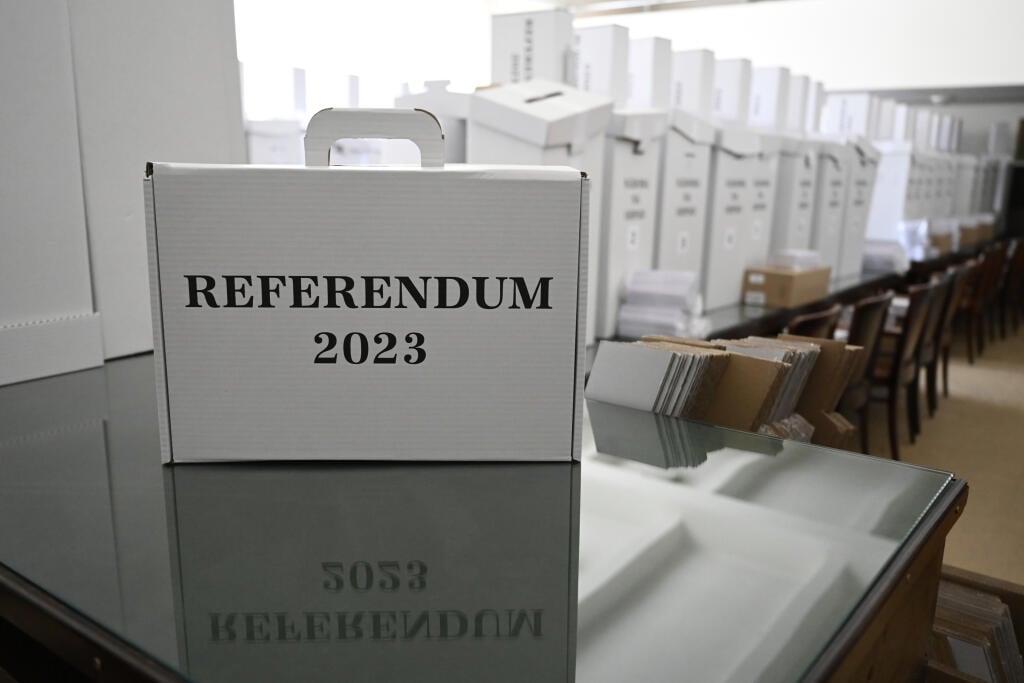 Na snímke prenosná volebná schránka a ďalšia výbava pre okrskové volebné komisie pre nadchádzajúce referendum, ktoré sa bude konať v sobotu 21. januára 2023, pripravené v zasadacej miestnosti Mestského úradu v Trenčíne 13. januára 2023. FOTO TASR - Radovan Stoklasa 