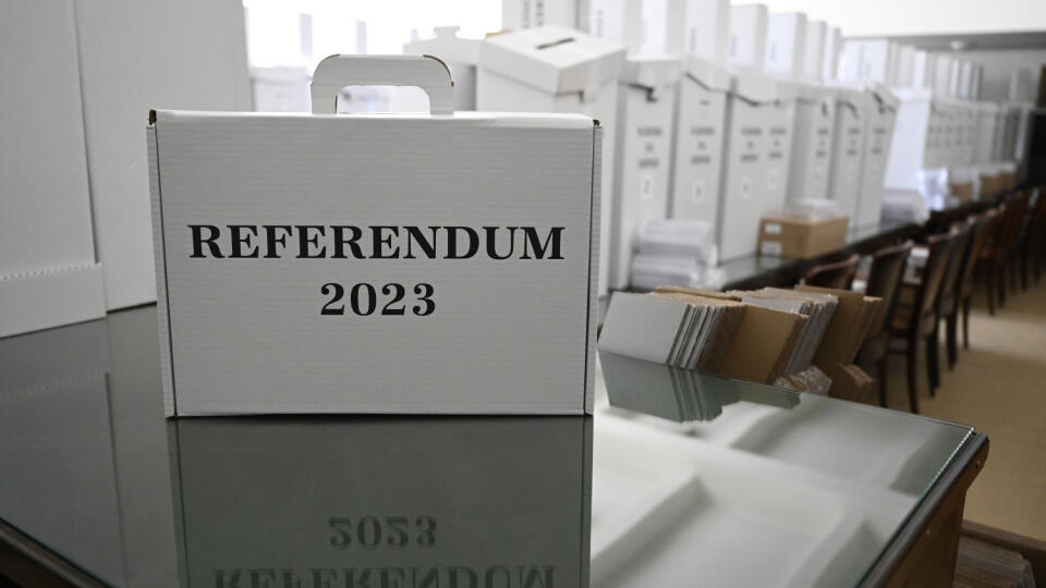 Na snímke prenosná volebná schránka a ďalšia výbava pre okrskové volebné komisie pre nadchádzajúce referendum, ktoré sa bude konať v sobotu 21. januára 2023, pripravené v zasadacej miestnosti Mestského úradu v Trenčíne 13. januára 2023. FOTO TASR - Radovan Stoklasa