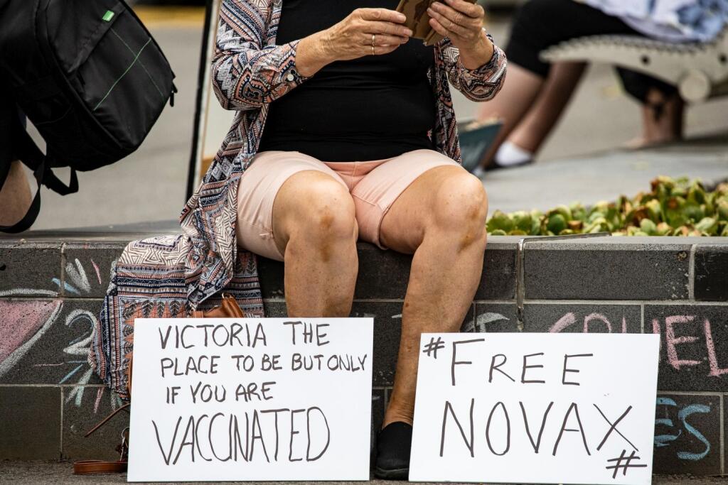 Djokoviča nepustili z letiska v Melbourne a následne ho umiestnili do hotela na predmestí Melbourne, ktorý sa využíva v imigračných prípadoch. Pred hotelom bolo poriadne