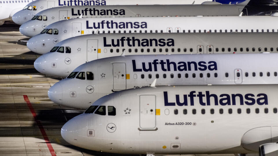 Na archívnej snímke zo 7. februára 2024 lietadlá spoločnosti Lufthansa parkujú na letisku vo Frankfurte.