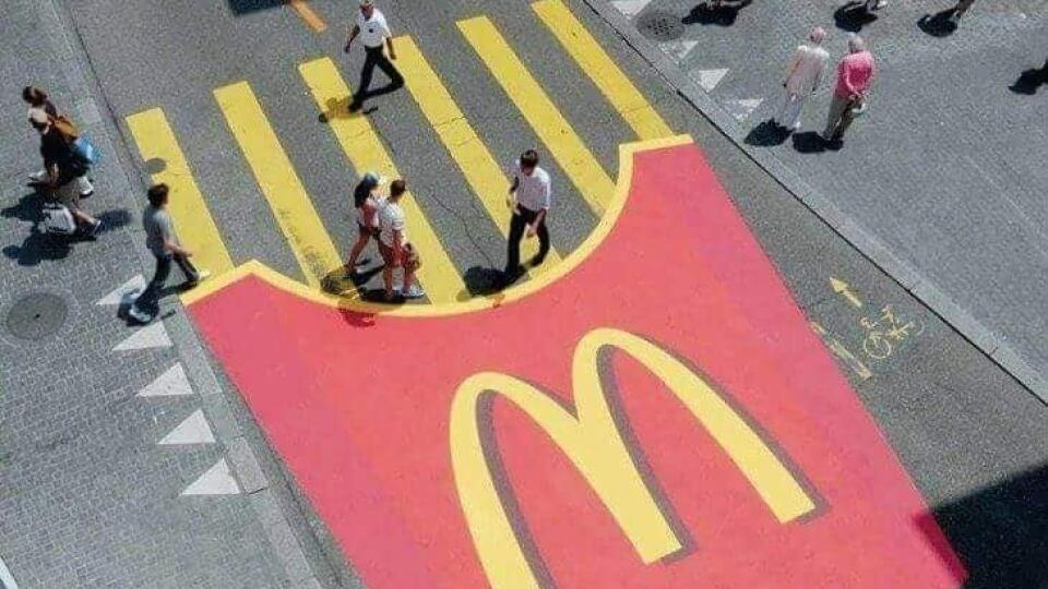 McDonalds spravilo zo svojich legendárnych hranoliek prechod pre chodcov.