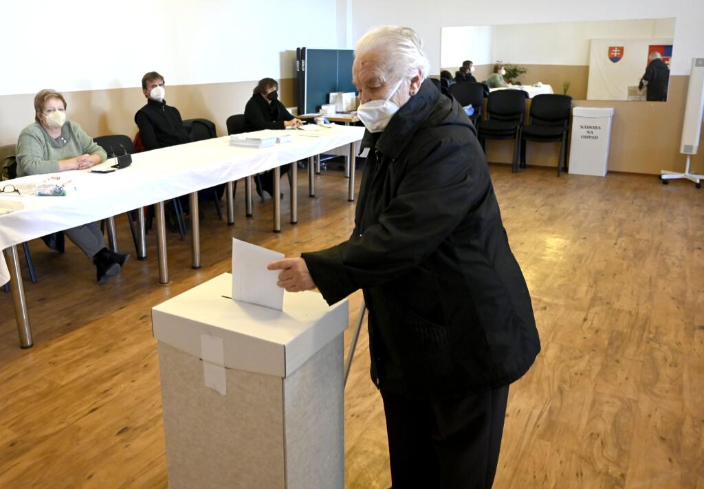 V sobotu o 7.00 h sa v 25 obciach otvorili volebné miestnosti. Obyvatelia si v doplňujúcich voľbách vyberajú nového primátora, starostov i poslancov obecného či mestského zastupiteľstva. Voľby do orgánov samosprávy obcí sprevádzajú protiepidemické opatrenia. Voliči s nariadenou domácou izoláciou nemôžu voliť vo volebnej miestnosti ani prostredníctvom prenosnej schránky. Volebné miestnosti sú otvorené do 22.00 h. Na snímke volič vhadzuje obálku do volebnej schránky  v doplňujúcich voľbách primáto