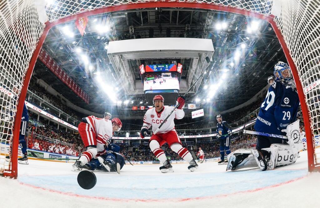 Хоккей на программе матч. Зимние игры хоккей. Зимние игры фото хоккей. Встретили хоккеистов ТЗ пчехана в Москве.