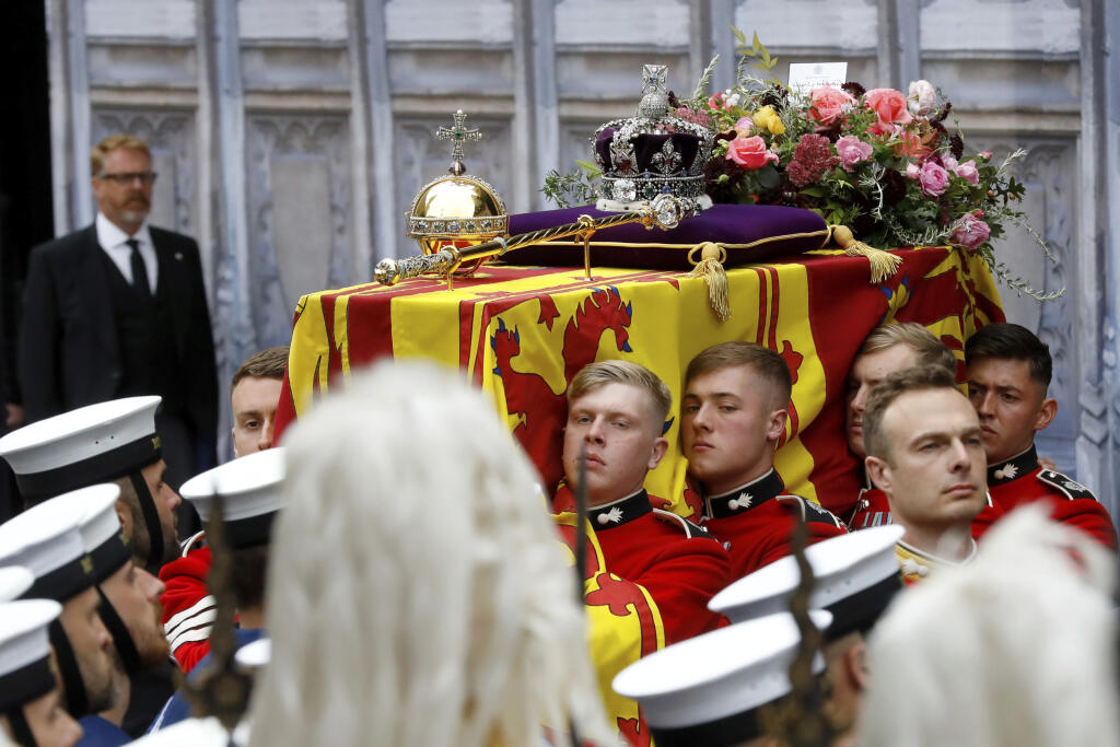 Britský kráľ Karol III. salutuje pred rakvou svojej zosnulej matky, britskej kráľovnej Alžbety II., ktorú prinášajú na štátny pohreb do Westminsterského opátstva v Londýne v pondelok 19. septembra 2022. Štátny pohreb panovníčky sa začal v pondelok o 11.00 h (12.00 SELČ). Kráľovná Alžbeta II. zomrela 8. septembra vo veku 96 rokov vo svojom letnom sídle Balmoral v Škótsku. FOTO TASR/AP