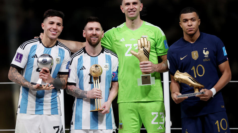 Emiliano Martinez bol na MS vyhlásený za najlepšieho brankára a viackrát po finále zosmiešnil svojho rivala z francúzskeho tímu Kyliana Mbappého.