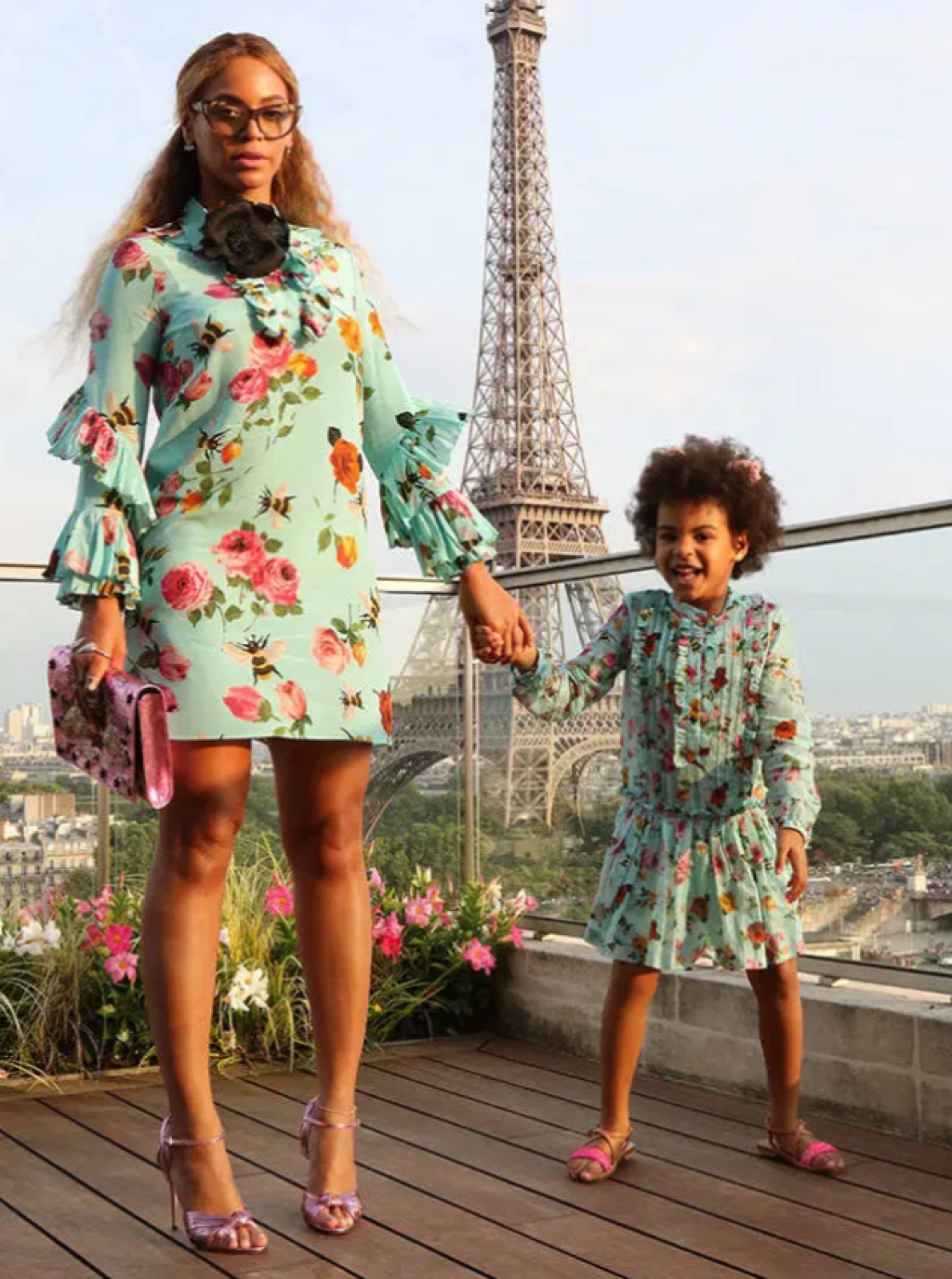 Beyonce a Blue Ivy Carter v kvetinových šatách pred Eiffelovou vežou.