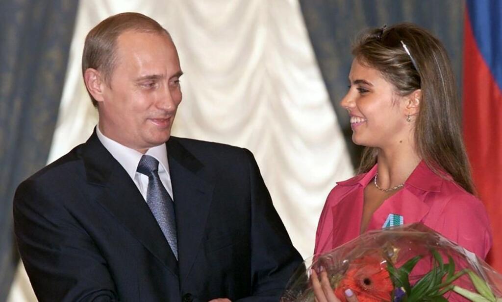 Putin v roku 2013 ohlásil odlúčenie od manželky Ľudmily po 30 rokoch manželstva. Prezident Ruska ju mal vymeniť za bývalú gymnastku Alinu Kabajevovú. Hoci vzťah nikdy nepotvrdil, médiá dokonca informovali, že spolu majú až štyri deti.