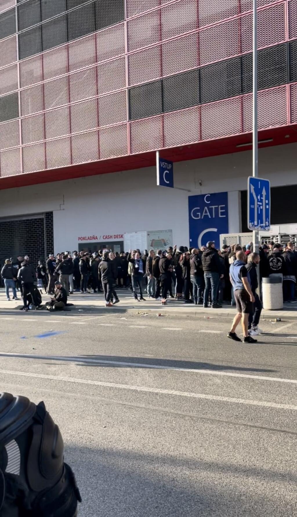 Vyčíňanie výtržníkov ukončil až zásah polície.