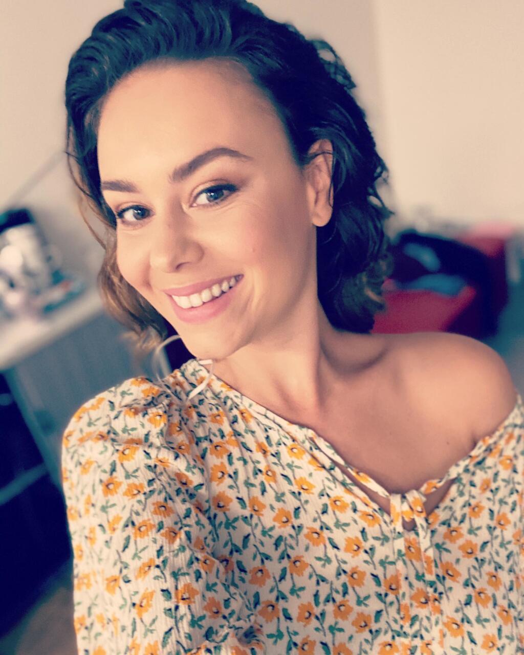 Dominika prevtelila svoje pocity do divadelného predstavenia.