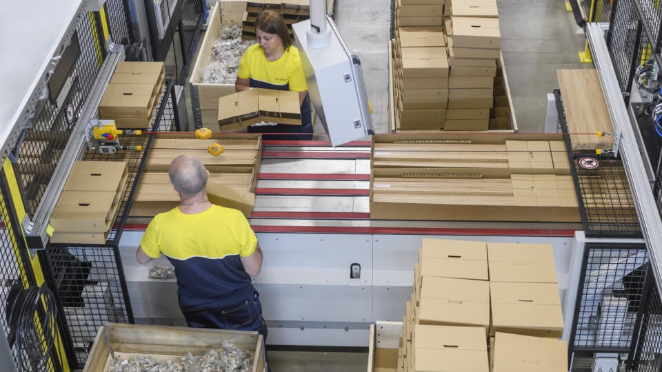 Na snímke zamestnanci počas otvorenia nového nábytkárskeho závodu IKEA Industry v Malackách 11. apríla 2024. FOTO TASR - Jaroslav Novák