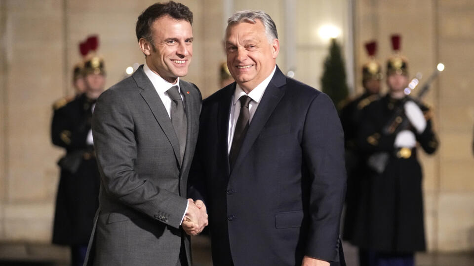 Francúzsky prezident Emmanuel Macron (vľavo) víta maďarského premiéra Viktora Orbána pred ich stretnutím v Elyzejskom paláci v Paríži 13. marca 2023.