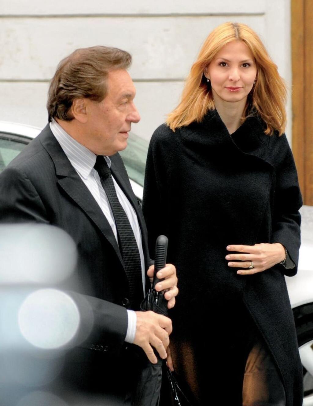 Keď sa Ivana Gottová dozvedela o otcovej smrti, pri výrobe relácie VIP správy ju musel nahradiť Jiří Pomeje.