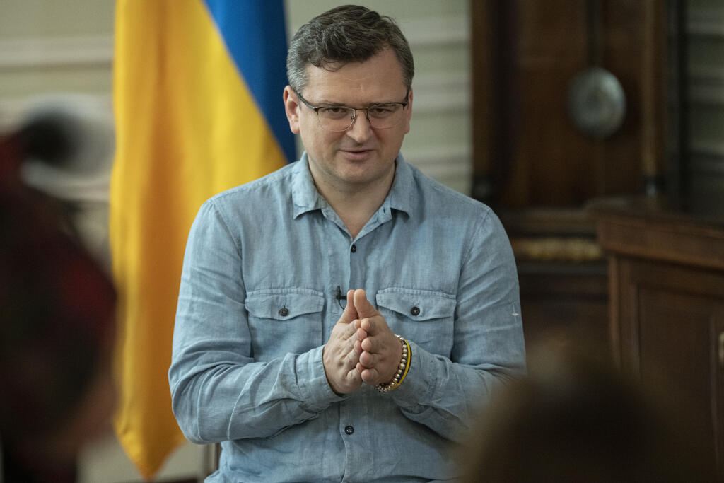 WA 18 archív Kyjev - Na archívnej snímke z 12. júla 2022 ukrajinský minister zahraničných vecí Dmytro Kuleba odpovedá na otázky počas rozhovoru s americkou agentúrou Associated Press v Kyjeve. Kuleba zverejnil v utorok ráno 26. júla 2022 na Twitteri príspevok k vyhrážkam Moskvy voči Európe, že jej Rusko zníži dodávky zemného plynu.Ruský plynárenský koncern Gazprom v pondelok popoludní 25. júla oznámil, že opäť obmedzuje dodávky zemného plynu do Európy cez plynovod Nord Stream 1. Gazprom dodal, ž