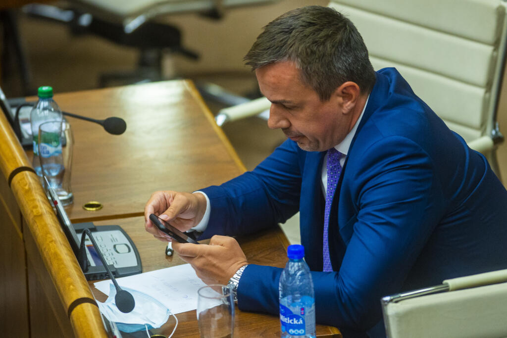 Na snímke poslanec NR SR ErikTomáš (nezaradený) pozerá do mobilného telefónu počas mimoriadnej schôdze, na ktorej premiér Igor Matovič (OĽaNO) čelí po prvý raz od nástupu do funkcie odvolávaniu vo štvrtok 23. júla 2020 v Bratislave. Návrh vyslovenie nedôvery predložili opoziční poslanci Juraj Blanár (Smer-SD) a Richard Raši (nezaradený) po medializácii podozrení, že Matovičova diplomová práca je plagiát. FOTO TASR - Jakub Kotian