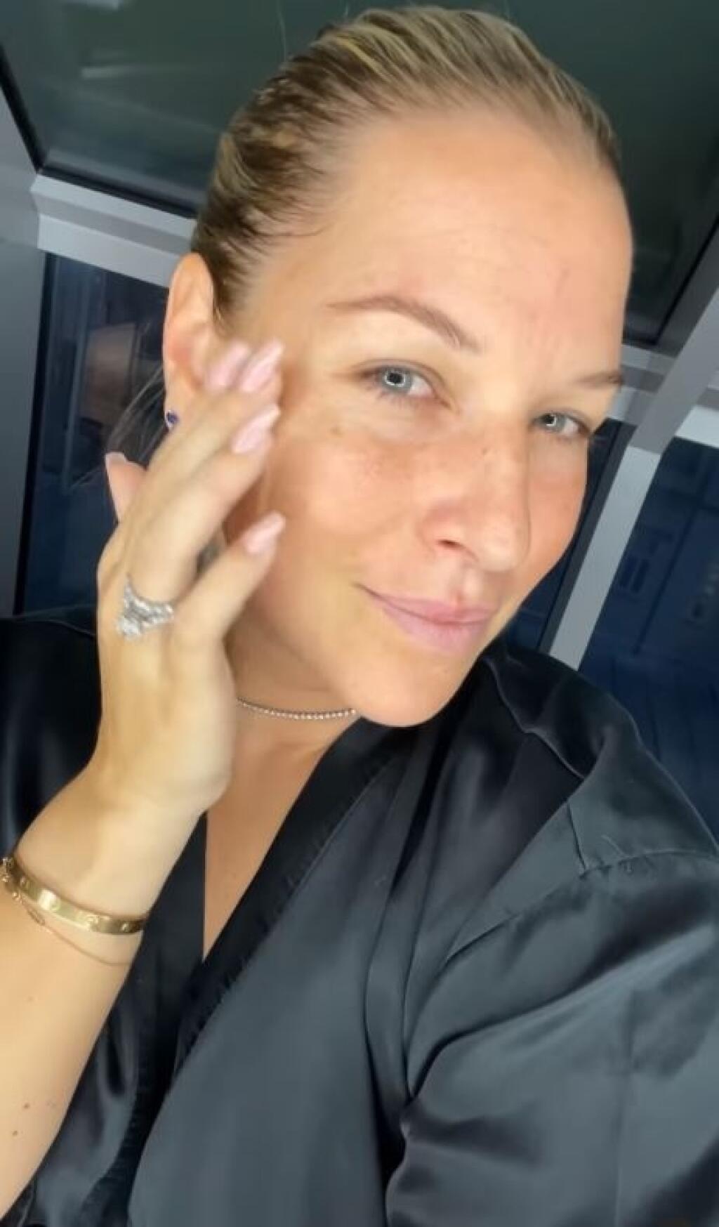 Dominika Cibulková natočila krátke video, ako si dáva do poriadku svoju pleť.