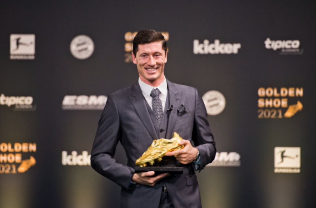 Poľský futbalový útočník Robert Lewandowski z Bayernu Mníchov si v utorok prevzal Zlatú kopačku pre najlepšieho európskeho kanoniera uplynulej sezóny. V ročníku 2020/2021 strelil v Bundeslige rekordných 41 gólov, čím prekonal legendárneho Gerda Müllera.