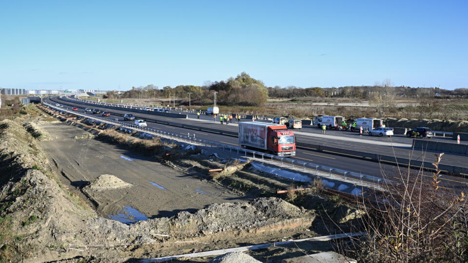 Sur la photo, une partie du tronçon d'autoroute D1 à son arrêt près de Bratislava en direction de Trnava le 23 novembre 2024. PHOTO TASR - Pavel Neubauer