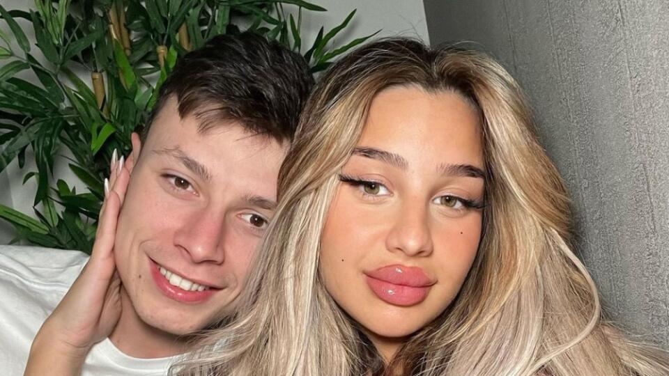 Talentovaný obranca Anel Ahmedhodzic žije po boku krásnej Marijany.