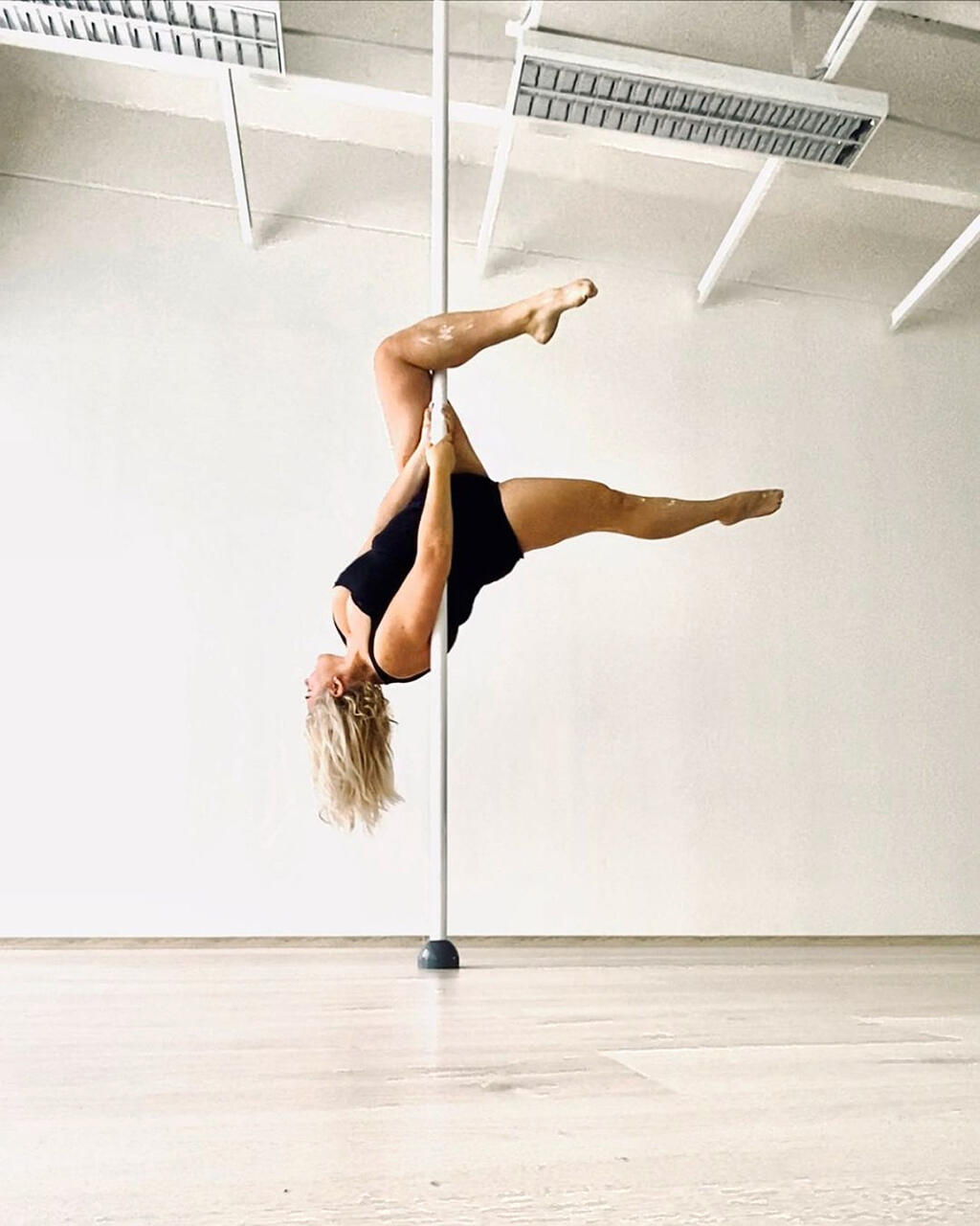 Pole dance ju fascinuje svojou náročnosťou a ženskosťou.