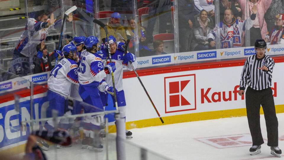 Slovenskí hokejisti do 20 rokov zvíťazili vo svojom prvom zápase na MS tejto vekovej kategórie v Třinci nad Kazachstanom 3:1. Po zápase boli hráči i tréner Róbert Petrovický spokojní.