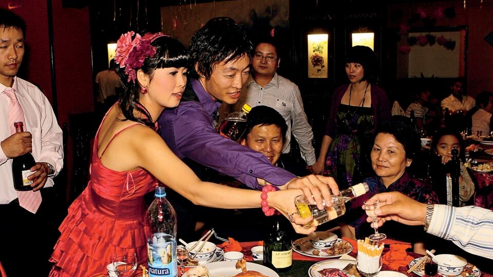 Svadba po čínsky, Yan Jun Zhou, Číňan žijúci na Slovensku, svadobná hostina, alkohol
Foto: Ladislav Prikler
Uverejnené: Šarm č. 42/08
pôvodný súbor:nalievanie z flase.eps