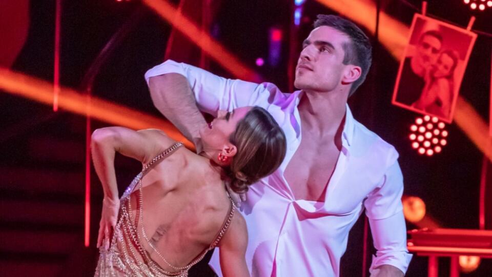 Adam Bardy a Dominika Rošková počas svojho vystúpenia 1. kola. Párik skončil na 3. mieste.