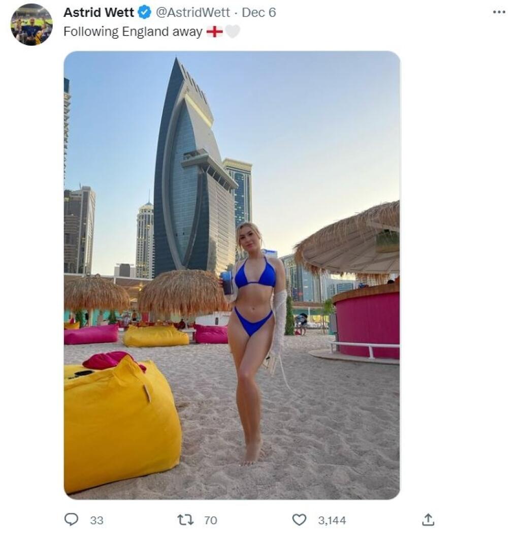 Astrid sa na katarských plážach ukazuje v plavkách a okolitých turistov dráždi sexi telom.
