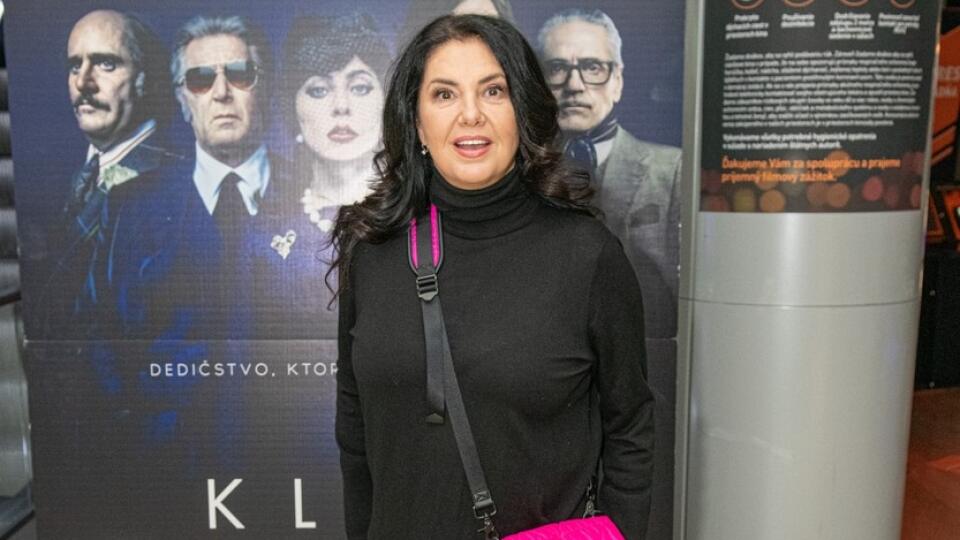 Iveta Malachovská svoj outfit doplnila o ružovú kabelku.