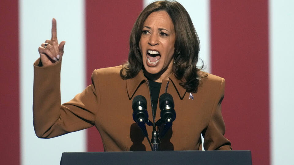 WA 32 Kalamazoo - Americká viceprezidentka a demokratická prezidentská kandidátka Kamala Harrisová gestikuluje počas predvolebnej kampane v meste Kalamazoo v sobotu 26. októbra 2024. Voľby prezidenta Spojených štátov amerických sa uskutočnia v utorok 5. novembra. Američania si po šesťdesiaty raz budú voliť hlavu štátu na ďalšie štyri roky. Vyberať si budú medzi demokratkou Kamalou Harrisovou a republikánom Donaldom Trumpom. FOTO TASR/AP
Democratic presidential nominee Vice President Kamala Har