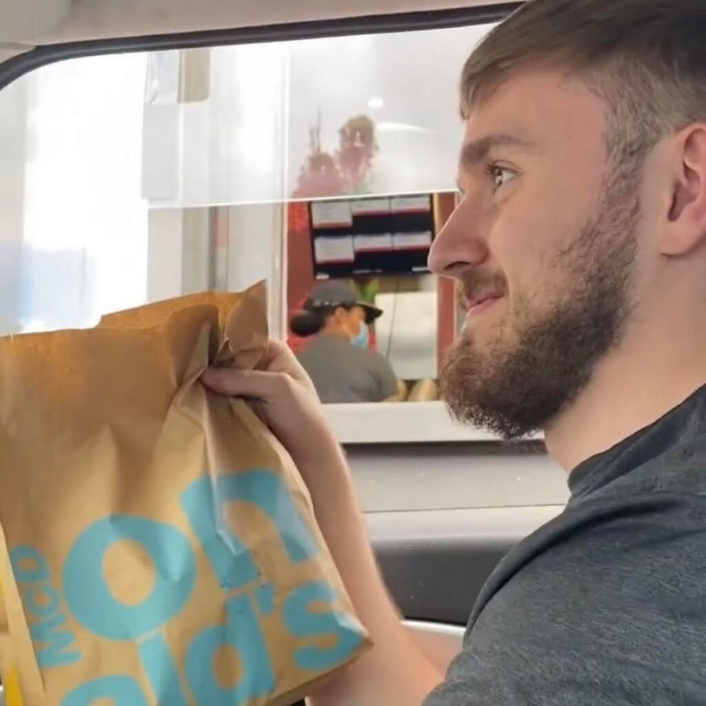 Fitnes tréner Oisin Mulligan predstavil svetu svoj netradičný plán chudnutia. Je založený výhradne na jedlách z fastfoodu. Za dva týždne sa mu napriek tomu podarilo schudnúť.
