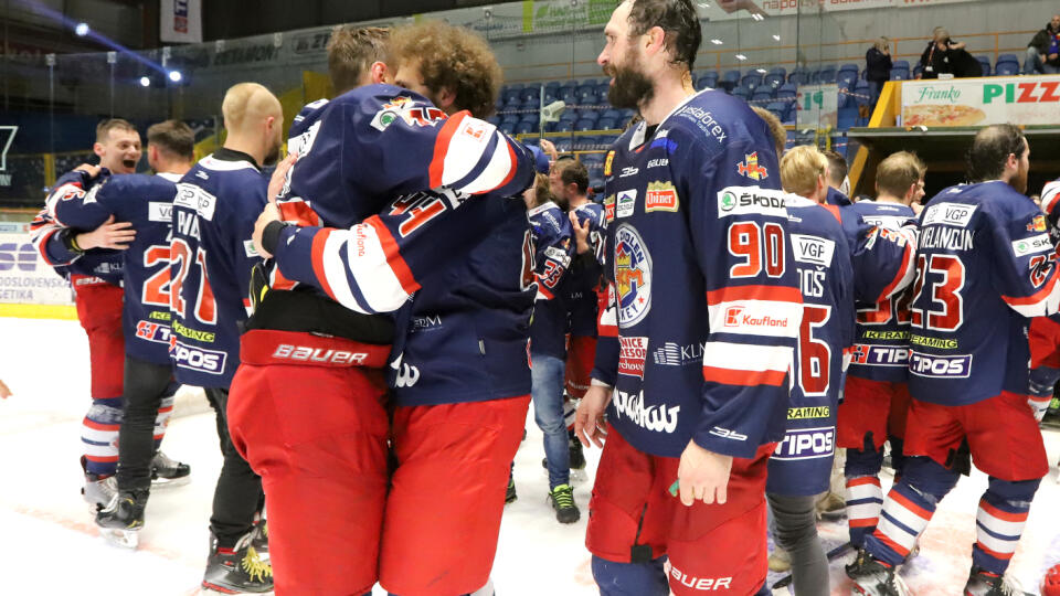 Na snímke radosť hráčov Zvolena po víťazstve v piatom zápase finále Kaufland Play off Tipos extraligy v hokeji HKM Zvolen - HK Poprad vo Zvolene 6. mája 2021. FOTO TASR - Ján Krošlák