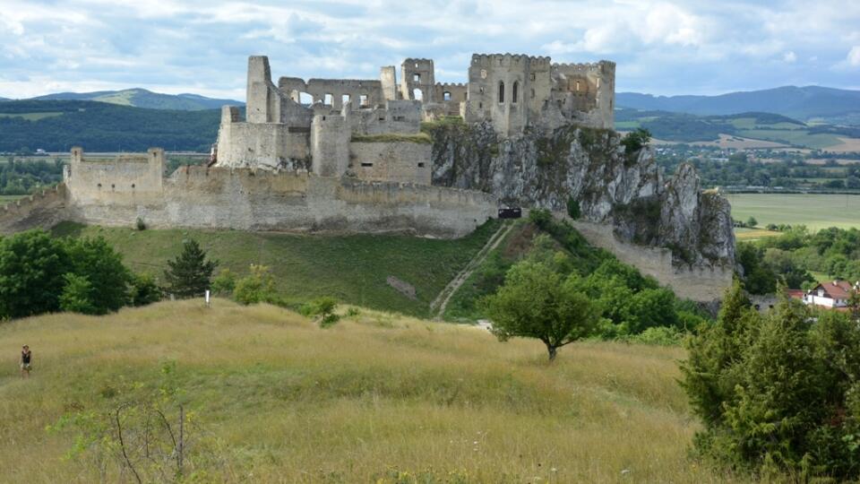 Hrad Beckov leží na Považí.
