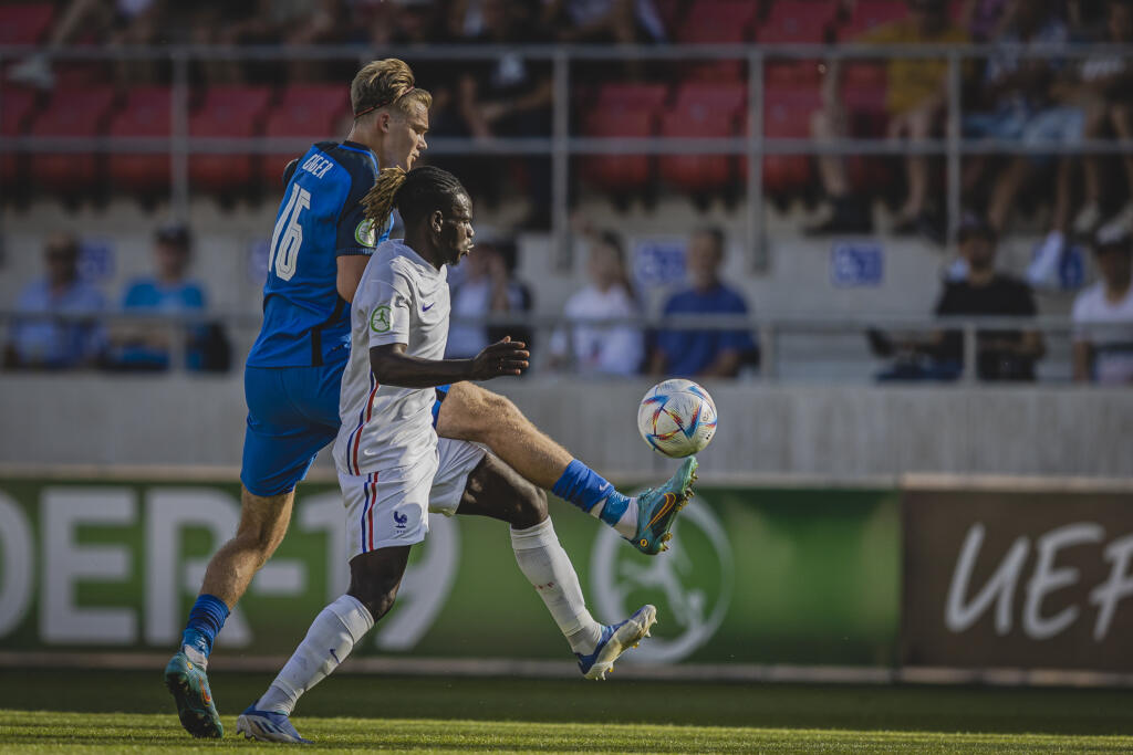 Na snímke Adam Griger a Warren Bondo počas zápasu A-skupiny Majstrovstiev Európy vo futbale hráčov do 19 rokov medzi reprezenáciami Slovenska a Francúzska na Štadióne Antona Malatinského v Trnave.