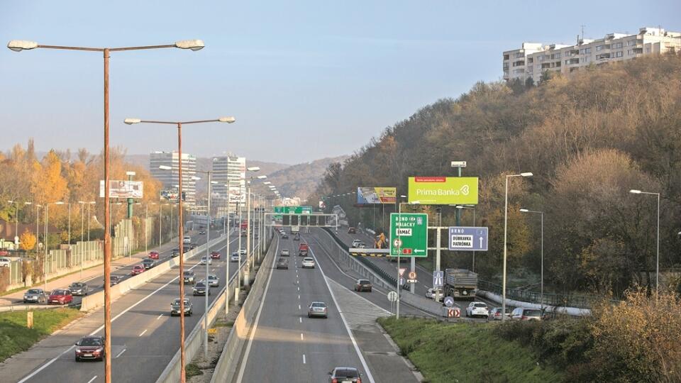 Neskolaudované: Diaľnica a tunel sú už desať rokov v prevádzke. Ľudí v domoch vpravo hore obťažuje neúnosný hluk.