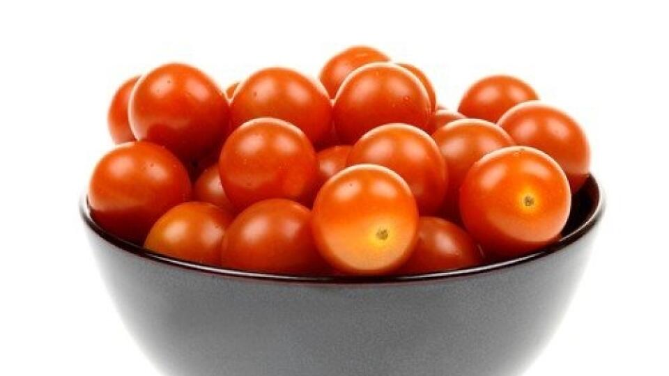 Paradajky opláchnite, nechajte obschnúť, prekrojte ich na polovice a poukladajte na bruschetty.