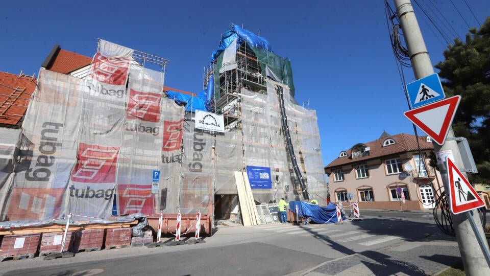 V meste Fiľakovo v okrese Lučenec pokračujú práce na komplexnej rekonštrukcii historickej radnice. Zhotoviteľ stavby pracuje na viacerých častiach budovy súčasne, a to na inštaláciách, fasáde, streche i na dvore. Práce podľa mesta pokračujú podľa schváleného harmonogramu. Samospráva pri realizácii projektu dbá aj na zachovanie pôvodných prvkov vyše 100-ročnej budovy. Na snímke práce na historickej radnici meste Fiľakovo v okrese Lučenec 7. marca 2025. FOTO TASR - Ján Krošlák