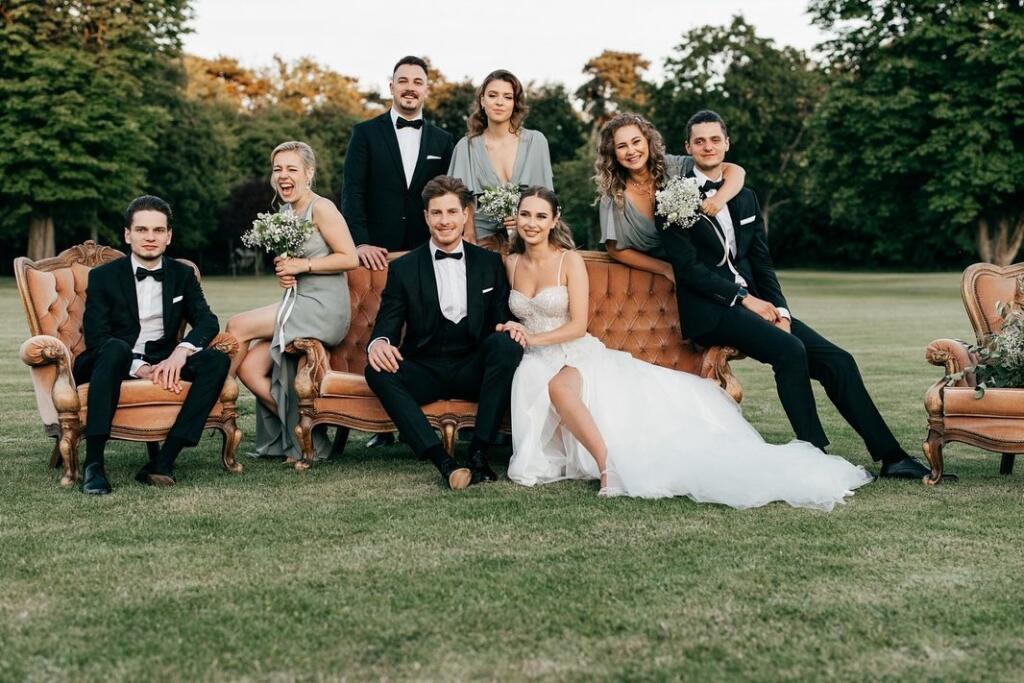 Na svadbe nechýbalo množstvo kamarátov mladomanželov.