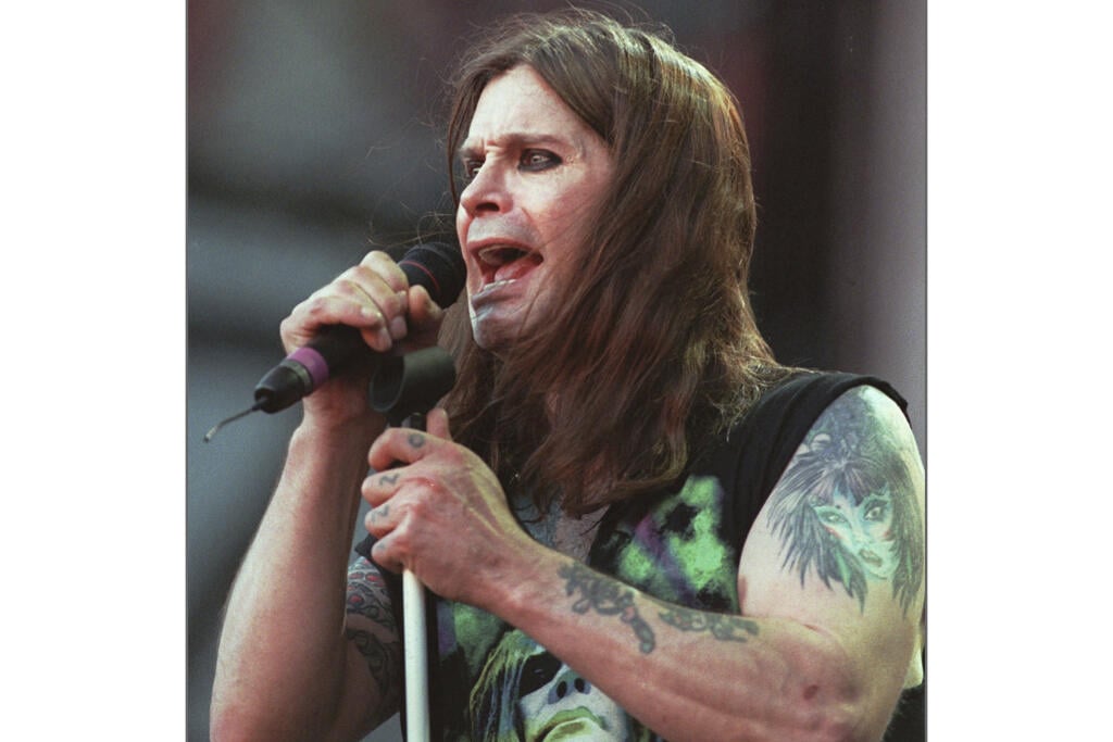AZ27 archív Los Angeles - Na archívnej snímke z 15. júna 1997 britský spevák Ozzy Osbourne vystupuje s hudobnou skupinou Black Sabbath v East Rutherforde. Vo veku 76 rokov zomrel v utorok 22. júla 2025 ráno britský spevák Ozzy Osbourne, frontman heavy metalovej skupiny Black Sabbath. Oznámila to jeho rodina. FOTO TASR/AP
FILE - In this June 15, 1997 file photo, Ozzy Osbourne performs with Black Sabbath during the Ozzfest concert at the Meadowlands in East Rutherford, N.J. (AP Photo/Bill Kostro