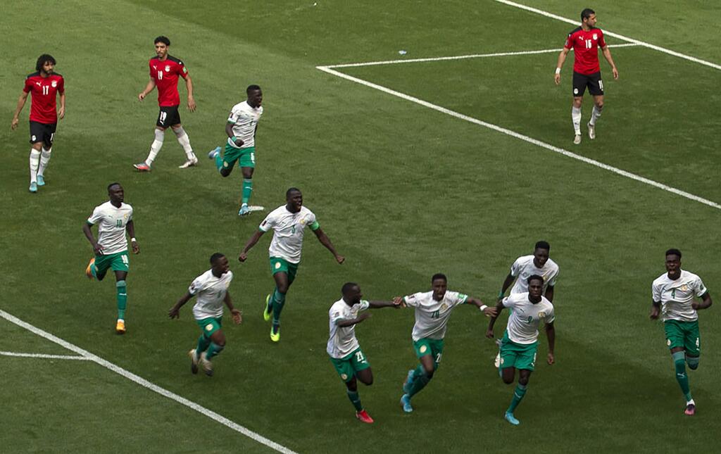 PK 38 Dakar - Futbalisti Senegalu sa tešia góle Idrissu Ganu Gueyeho v odvetnom zápase play off africkej zóny kvalifikácie na MS 2022 v Katare vo futbale Senegal - Egypt v Dakare v utorok 29. marca 2022. FOTO TASR/AP
Senegal players celebrate a goal scored by teammate Idrissa Gana Gueye, during the World Cup 2022 - Africa playoff soccer match between Senegal and Egypt at at Stade Me Abdoulaye Wade stadium in Dakar, Senegal, Tuesday, March 29, 2022. (AP Photo/Stefan Kleinowitz)