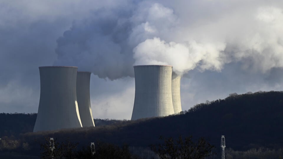 Na snímke celkový pohľad na jadrovú elektráreň Mochovce 6. decembra 2022. Slovenské elektrárne (SE) prerušili spúšťanie 3. bloku jadrovej elektrárne Mochovce po tom, čo objavili drobnú netesnosť reaktora. Po pretesnení bloku budú testy a spúšťanie reaktora bude pokračovať na budúci týždeň. FOTO TASR - Radovan Stoklasa
