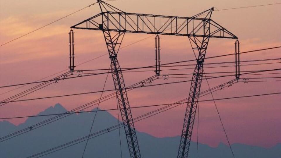 Stožiar ve¾mi vysokého napätia, 400 kV, vedenia Spišská Nová Ves - Liptovská Mara prevádzkované SEPS, a.s. - Slovenská elektrizaèná prenosová sústava. Snímka od Spišského Štvrtku, v pozadí v¾avo Vysoké Tatry, masív Lomnického a Kežmarského štítu, vpravo èas Belianskych Tatier. Spišský Štvrtok 29.10.2004 FOTO - TASR - Milan Kapusta