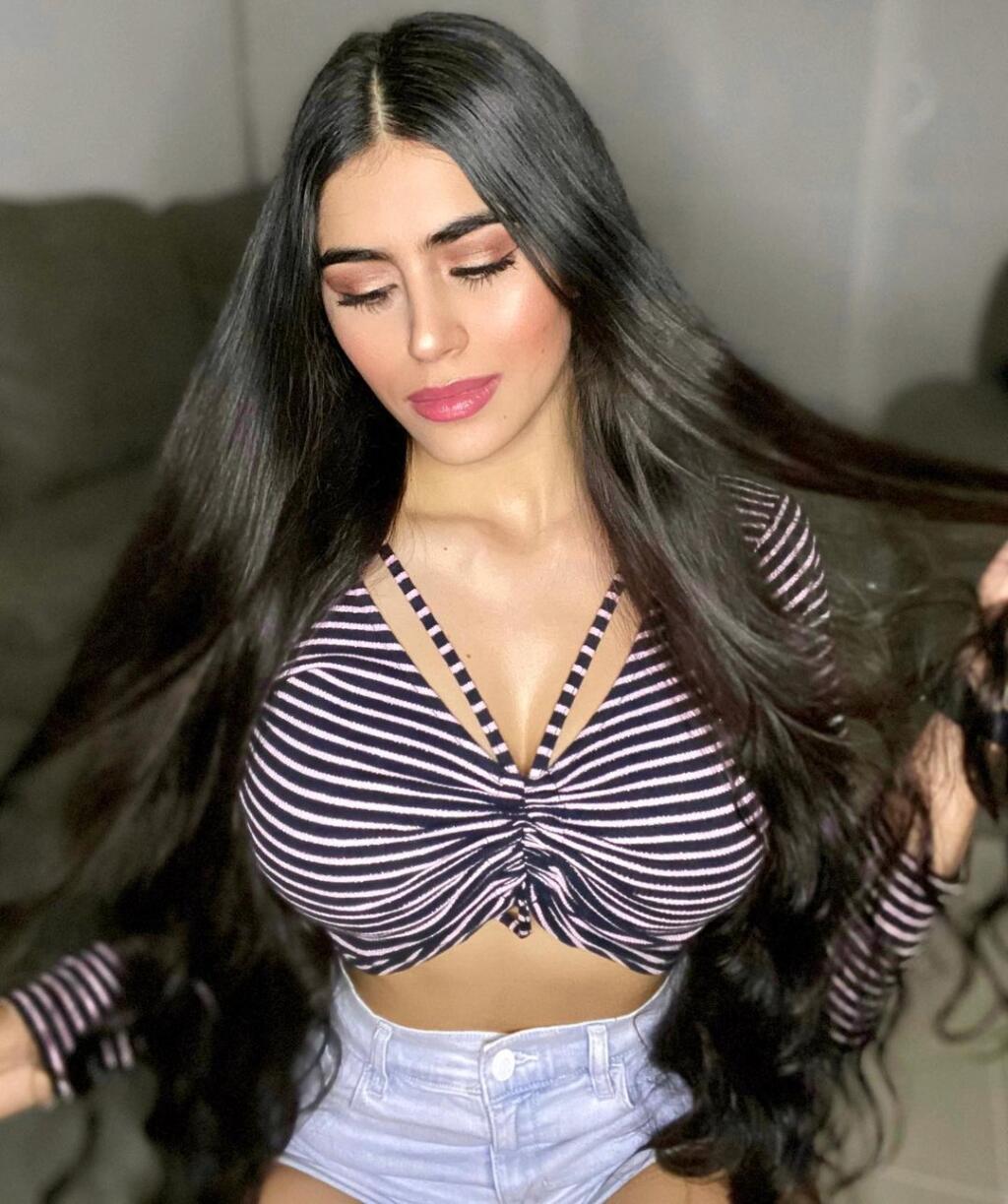 To, že Valeria nemá s vyzliekaním problém, dokazuje sexi fanúšička pravidelne. Na instagrame nemá problém predviesť, čo skrýva v spodnej bielizni a na dráždivých fotkách sa vynímajú najmä jej obrovské prsia.