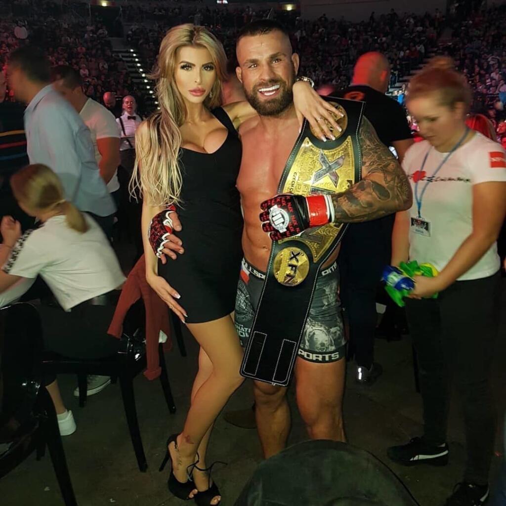 Nebolo to však len o súboji Rytmusa s Marpom. Na akcii bojoval aj Čech Karlos Vémola, ktorému držala palce na tribúne playmate Lela Ceterová.