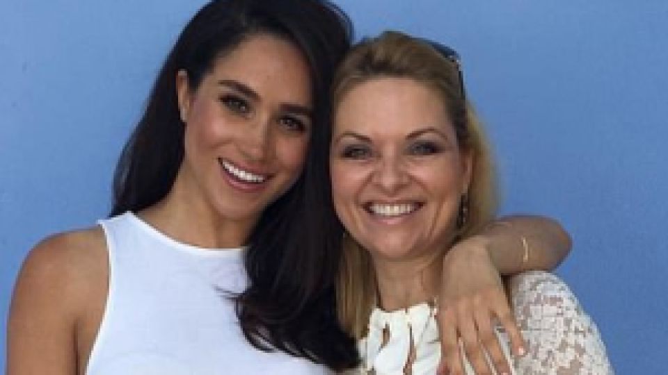 Gina a Meghan sa prvýkrát stretli v roku 2014, keď súčasná manželka princa Harryho účinkovala v populárnom sitkome z právnického prostredia Kravaťáci.