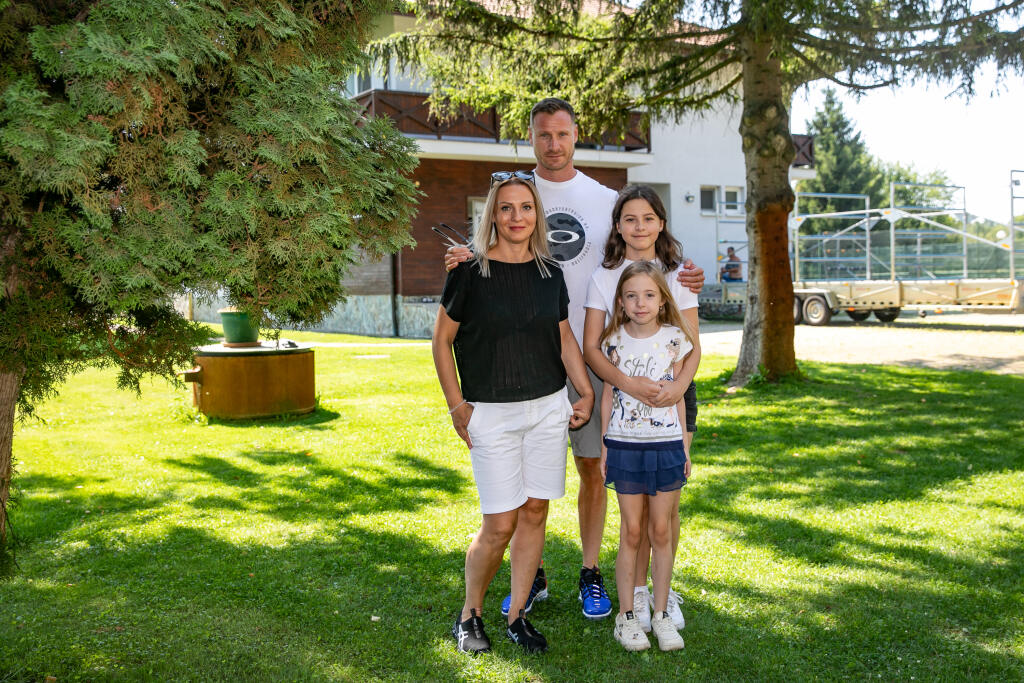 Náš rýchlostný kanoista s manželkou Denisou a dcérami Larou a Sárou.