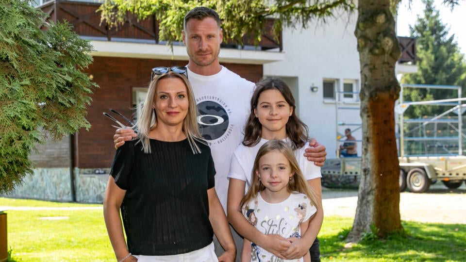 Náš rýchlostný kanoista s manželkou Denisou a dcérami Larou a Sárou.