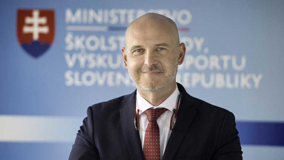 Na snímke minister školstva, vedy, výskumu a športu SR Branislav Gröhling (SaS) pózuje 26. mája 2020 v Bratislave. FOTO TASR - Pavel Neubauer